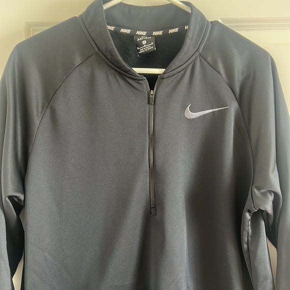Nike mens black 1/2 Zip pullover size medium with Kangaroo pocket in front - Picture 4 of 9